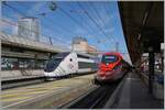 Der FS Trenitalia Freccia Rossa ETR 400 031 ist als FR 6647 von Paris Gare de Lyon nach Lyon Perrache unterwegs. Das Bild zeigt den formschönen Zug beim einzigen Zwischenhalt in Lyon Part Dieu. Links im Bild ist ein inOui TGV zu sehen.

13. März 2024