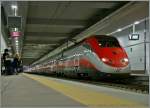 Der Frecciarossa 9563 von Torino nach Salerno im krzlich erffneten Bahnhofsbereiche von Bologna Centrale AV (Alto Velocit) welcher die vier Bahnsteiggleise 16 - 19 fr den Schnellverkehr umfasst. 16. Nov. 2013  
