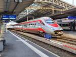 Der FS Trenitalia ETR 610 004 erreicht als EC 37 nach Milano den Bahnhof von Lausanne. Da der Zug stark besetzt ist, wird den Reisenden auf der Zugzielanzeige geraten den drei Minuten später fahrenden IR90 zu benutzen.

2. März 2024