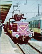 alle/699390/die-cfl-3603-steht-mit-einem Die CFL 3603 steht mit einem Personenzug in Luxembourg. 

Analogbild vom 13. Mai 1998