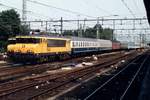 bb-1600/677406/ns-1645-treft-mit-int-1240 NS 1645 treft mit Int 1240 Hoek van Holland--Hannover am 4 Juli 1994 in Utrecht Centraal ein.