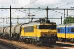 Am 16 Mai 2002 schleppt NS 1607 ein Kesselwagenzug durch Roosendaal.