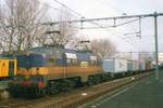 br-1200/677855/am-18-maerz-2001-schleppt-acts Am 18 März 2001 schleppt ACTS 1252 ein Containerzug durch Rotterdam Centraal.