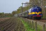 br-1200/816530/railexperts-1251-zieht-am-27-april RailExperts 1251 zieht am 27 April 2023 der NVBS-Königstagzug durch Nijkerk nach Zwolle.