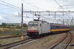 br-186-traxx-140ms/626340/cb-rail-186-237-treft-mit CB Rail 186 237 treft mit ein IC in Breda ein, 24 Augustus 2018.