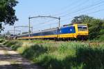 br-186-traxx-140ms/662980/ns-186-021-schiebt-ein-ic-direct NS 186 021 schiebt ein IC-Direct durch Oisterwijk am 28 Juni 2019. 