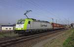 captrain-nl/772086/captrain-186-154-schleppt-ein-kohlezug CapTrain 186 154 schleppt ein Kohlezug durch Venlo Vierpaardjes ins Deutschland am 16 Mrz 2022.