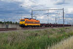 rail-feeding/706391/eine-kleine-ueberraschung-bei-valburg-am Eine kleine Überraschung bei Valburg am 22 Juli 2020: RRF 189 091 zieht ein Gleisbauzug und trägt staat das MRCE-schwarz das RRF Farbenschema.