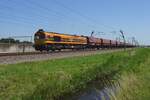 rail-feeding/819420/rrf-653-01-zieht-ein-aus-rumaenische RRF 653-01 zieht ein aus Rumänische Kohlewagen bestehender Ganzzug durch valburg am 7 Juli 2023.