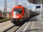 bahnhofe-a-z/315771/1016-025-mit-einem-gueterzug-bei 1016 025 mit einem Güterzug bei der Durchfahrt in Attnang-Puchheim am 23.05.2013.
