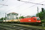Knickkesselwagenzug mit 1116 234 steht am 31 Mai 2004 in Salzburg Hbf.