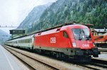 Am kalten 4 Juni 2003 steht 1116 195 mit einer EC nach Mailand in Brennero.