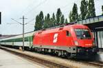 Am 23 Mai 2002 steht 1116 085 mit ein EC nach Praha hl.n.