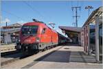 1116/864816/die-oebb-1116-273-hat-in Die ÖBB 1116 273 hat in Singen von der SBB Re 4/4 II 11161 den IC Zürich Stuttgart übernommen. Der Lokführer wartet auf den Abfahrtsbefehl.

19. September 2022