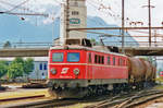 br-1110/696850/oebb-1110-505-zieht-ein-kesselwagenzug ÖBB 1110 505 zieht ein Kesselwagenzug in Buchs SG ein am 18 Juni 2001.