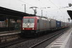 185 590 von Freightliner DE mit einem Gterzug bei der Durchfahrt im Bahnhof Lneburg am 4.1.22