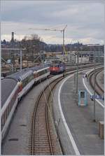 Lokwechsel beim EC München - Zürich in Lindau Hbf: Der EC von München ist in Lindau Hbf eingefahren und schon kurz darauf übernimmt die SBB Re 421 392-2 den Zug um in nach