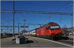 Re 460/533293/die-sbb-re-460-009-4-wartet Die SBB Re 460 009-4 wartet in Thun auf die Abfahrt Richtung Bern.
29. OKt. 2016