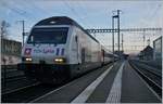 Die SBB Re 460 086-2 macht im noch schattigen Morges Werbung für den TGV LYRIA.