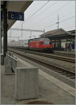 Die SBB Re 460 006-5 beim Halt mit ihrem IC in Liestal.
