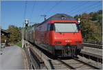 Re 460/639342/die-sbb-re-460-064-9-mit Die SBB Re 460 064-9 mit einem IC von Brig nach Romanshorn bei der Durchfahrt in Mülenen.
10. Okt. 2018