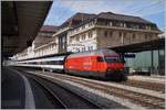 Re 460/701293/am-bahnsteig-1-in-lausanne-wartet Am Bahnsteig 1 in Lausanne wartet ein IR 15 auf die Abfahrt nach Luzern. 

17. April 2020