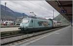 Re 460/863596/eine-neue-werbelok-die-sbb-re Eine neue Werbelok: die SBB Re 460 037 LATTESSO wartet mit einen IR 90 in Birg auf die Abfahrt in Richtung Genève. 

12. September 2024