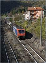 Die SBB Re 474 004 und eine 189 fahren bei Varzo mit einem Güterzug südwärts.