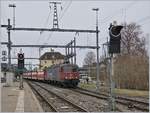 re-6-6/651269/die-sbb-re-620-059-6-erreicht Die SBB Re 620 059-6 erreicht mit einem Kieszug St.Margrethen.

14. Mrz 2019