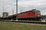 SBB 620 032 zieht ein Kesselwagenzug aus Muttenz aus am 22 März 2017.