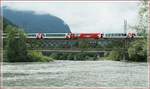 Ein Glacier Express bei Reichenau Tamins berquert den noch jungen Rhein.