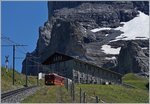 Haben leider bald ausgedient: die  Klassischen JB Bhe 2/4 Pendelzüge, hier bei der Ausfahrt bei der Station Eigergletscher.