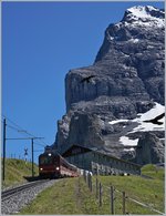 Bahnen der Jungfrau Region/512059/vor-dem-massiv-der-eiger-nordwand Vor dem Massiv der Eiger Nordwand wirkt der JB Zug recht klein.
8. Augsut 2016