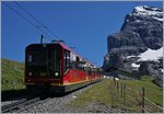Ein n euer Jungfraubahn Zug bei der Station Eigergletscher.