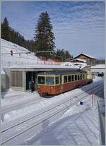Bahnen der Jungfrau Region/842613/der-blm-be-44-22-auf Der BLM Be 4/4 22 auf der Fahrt von Grütschalp nach Mürren beim Halt in Winteregg.

16. Jan. 2024