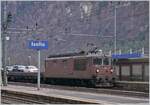 BLS AG/842222/die-bls-re-44-194-wartet Die BLS Re 4/4 194 wartet mit ihrem Autotunnelzug (AT3) in Iselle auf die Abfahrt nach Brig. 

3. Jan. 2024