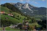 BLS AG/863671/mit-der-bls-re-465-014 Mit der BLS Re 465 014 ist der GoldenPass Express bei Garstatt auf dem Weg nach Interlaken Ost. 

29. Sept. 2023