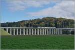 BLS AG/864163/sehr-eindruecklich-zeigt-sich-der-393 Sehr eindrücklich zeigt sich der 393 Meter lange Gümmenenviadukt über die Saane. Zwei BLS RABe 525 'NINA' sind als S 5 15545 von Kerzers nach Bern unterwegs.

5. Oktober 2024