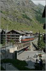 Ein älterer GGB Triebzug hat soenbe nden Bahnhof Zermatt GGB verlassen und fährt nun Richtung Gornergrad.
03. August 2012