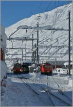 Ein Blick in den verschneiten Bahnhof Andermatt mit den Regionazen nach Disnetis und Gschenen.