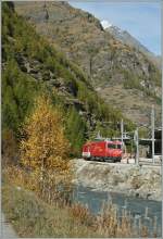 Eine MGB HGE mit einem Regionalzug von Zermatt nach Brig bei Tsch.
