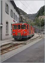 Der MGB Deh 4/4 92 wartet in Göschenen mit einem  Schöllenenbahnzug  auf die Abfahrt nach Andermatt.