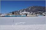 Ein MOB ABDe 8/8 mit einem Regionalzug von Zweisimmen nach Montreux bei Gstaad.