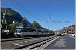 Die MOB Ge 4/4 8001 mit dem MOB Belle Epoque Zug 2214 Montreux - Zweisimmen bei Halt in Saanen.
In der Regel wird der Zug von zwei ABe 4/4 / Be 4/4 (Alpina) Serie 9000 im Sandwisch befördert. 
4. Okt. 2019