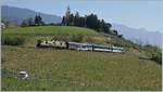 Die MOB GDe 4/4 6003  Train du Chocolat  ist mit einem Panoramic Expess bei Planchamp auf dem Weg nach Montreux.