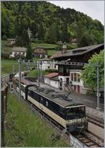Die MOB GDe 4/4 6004  Interlaken  schiebt ihren MOB Panoramic Express bei Les Avants in Richtung Zweisimmen. 

2. Mai 2020