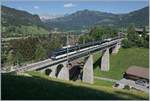 Der MOB GoldenPass Panoramic Express PE 2115 dem Weg nach Monteux auf dem 109 Meter langen Grubenbach Viadukt bei Gstaad.