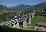Der MOB GoldenPass Belle Epoque Regionalzug auf dem Weg nach Zweisimmen dem 109 Meter langen Grubenbach Viadukt bei Gstaad.

2. Juni 2020
