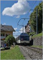 Auch der schon etwas älter MOB Ast 117 wurde neu gestaltet und zeigt sich in Chamby an der Spitze eines nach Montreux ausfahrenden Zuges.