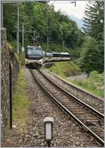 Der Gegenzug mit der Ge 4/4 8004 am Zugsschluss hat den Bahnhof von Chamby verlassen und fàhrt nun in Richtung Montreux.